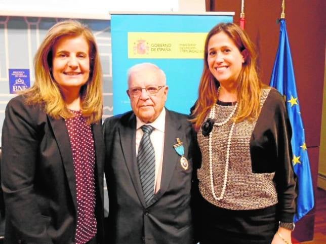 El neurocirujano Vicente Calatayud, Medalla de Oro al Trabajo