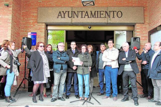 Concentración en el Ayuntamiento de Miguelturra en repulsa del último acto de violencia de género