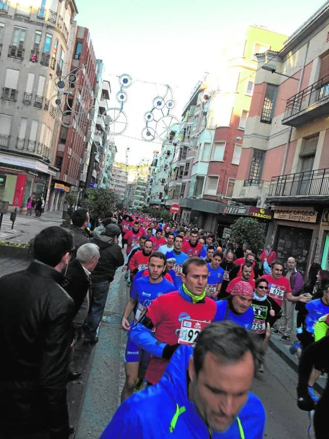Carrera del Pavo corredores a su paso por Carretería el 31 de diciembre