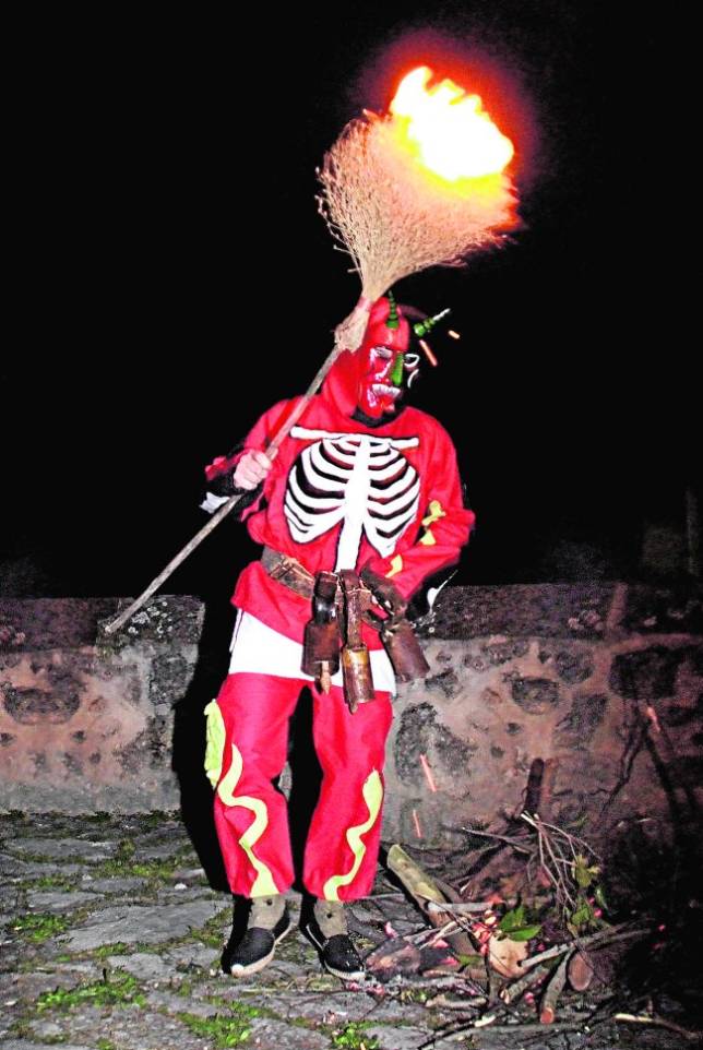 El traje de la Botarga, de color rojo, incluye la máscara diabólica