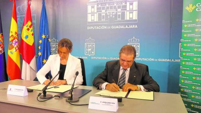 La firma del convenio ayer entre Guarinos y Gómez Mora