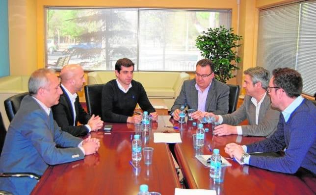 Cuenca se reúne con empresarios de Adeca