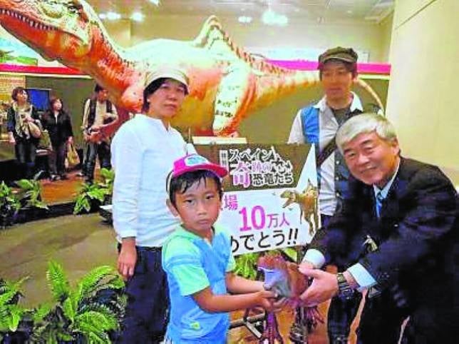 Un niño nipón, visitante 100.000 en la muestra de Osaka