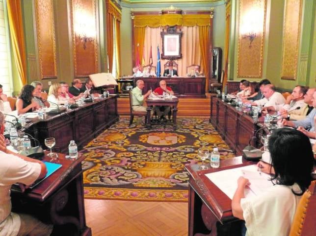 El Pleno aprueba por unanimidad una bajada de sueldo del 5%