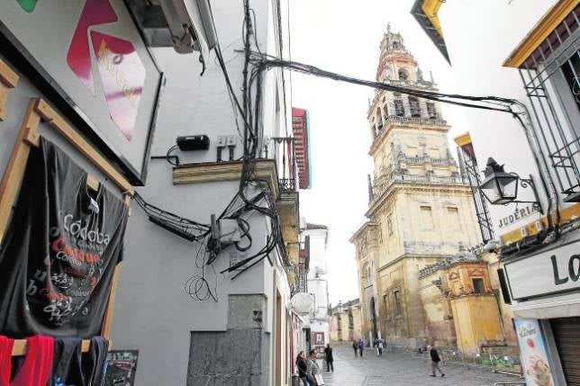 El Ayuntamiento suprimirá este año el cableado de  dieciocho puntos del Casco