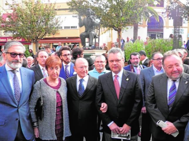 Puente Genil inaugura un monumento a Fosforito