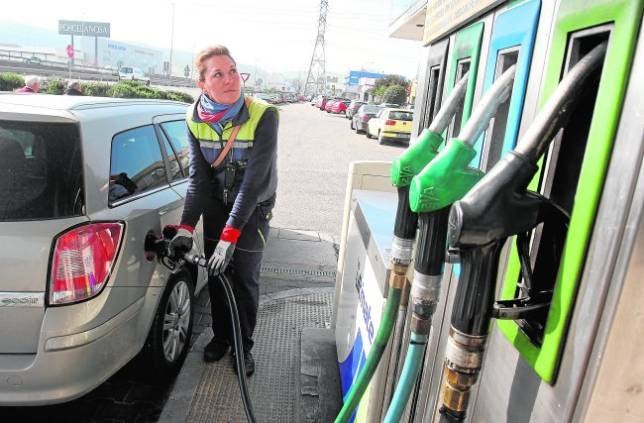 El precio de la gasolina roza el euro en plena bajada del barril de petróleo