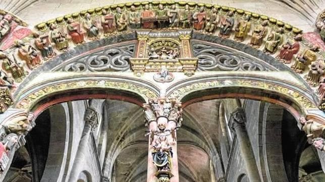 Pórtico del Paraíso Entre los muchos trabajos realizados en la Catedral de Orense destaca la recuperación de la policromía de esta pieza que imita al Pórtico de la Gloria de Santiago. En 2015 se habrán invertido ya 1,5 millones
