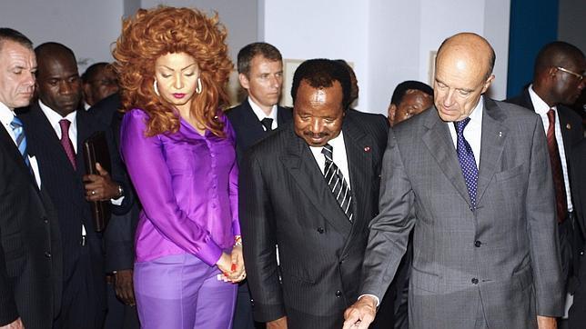 Paul Biya en el centro al lado de su mujer, Chantal