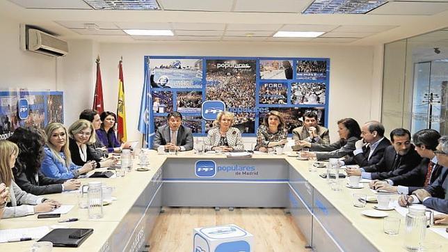 Dirigentes del PP piden un relevo pacífico y no «más tiros en el pie»