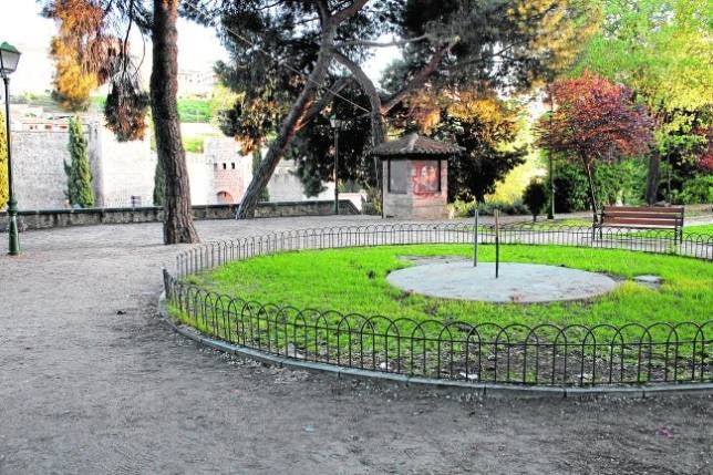 La fuente del Ayuntamiento se traslada a la rosaleda de la Vega