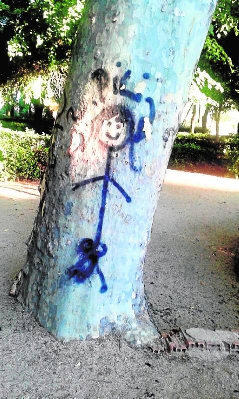 El PP denuncia pintadas en los árboles centenarios de la Vega