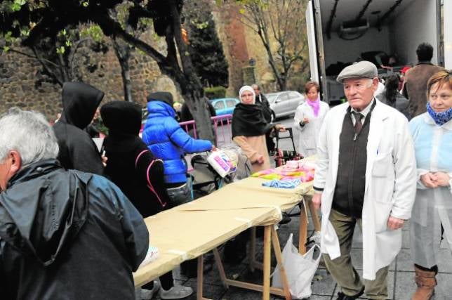 Cipriano reparte hoy dulces y trajes de comunión nuevos