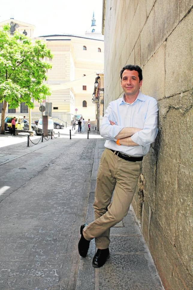 Paños, en la plaza Mayor junto a un muro de la catedral