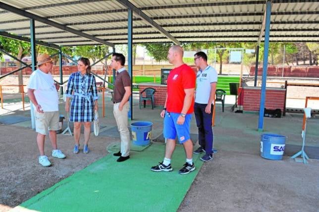 García López visita el campo de tiro de «La Bastida»