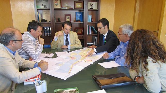 Un momentpo de la reunión entre el presidente de la CHT y el alcalde de Cazalegas