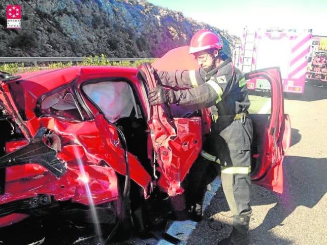 Un fallecido y cuatro heridos en el choque de tres turismos