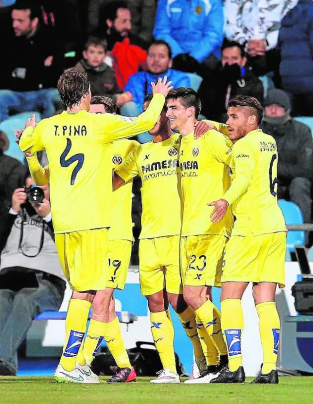 Los jugadores del Villarreal celebran el gol de Gerard Moreno