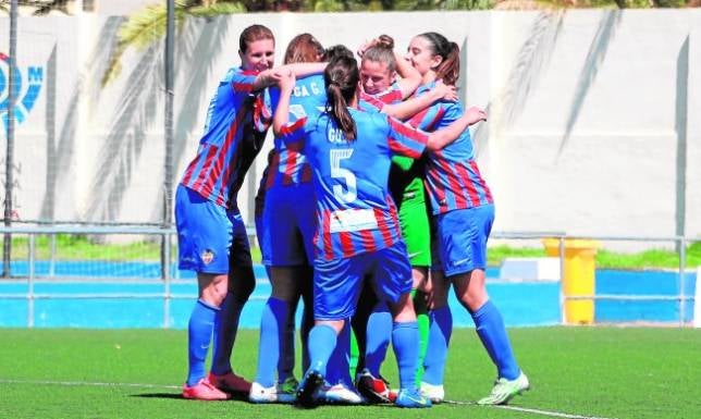 Sandra Paños recibe la felicitación de sus compañeras tras su gol