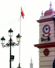 El tradicional reloj de Triana marca de nuevo las horas