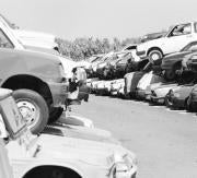 Los coches abandonados deberían ser tratados por el Ayuntamiento como residuos sólidos urbanos