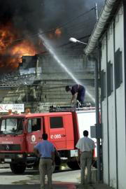 Arde una nave de telas asfálticas en el Polígono Industrial «El Gordillo»