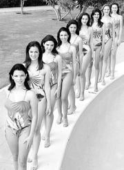 Estampados llenos de coloridos y exotismo, en los trajes de baño de las aspirantes al título de Miss Sevilla 2001