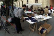 Un joven vende camisetas ayer, día de navidad, en el campamento estudiantil situado junto al Ayuntamiento. Díaz Japón