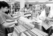 El vinilo vuelve a ser la estrella de la Feria del Disco y el Cine de Triana