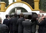 Familiares del empresario fallecido llegan con el féretro al cementerio de Castilleja de la Cuesta. (EFE)