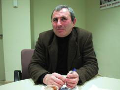 De profesor de literatura en Armenia a albañil y poeta en Sevilla