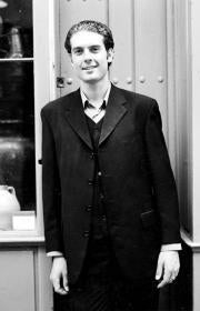 Hoy y mañana, actuación en el Teatro Imperial hispalense del cancionero Diego Benjumea