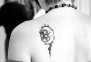 Los tatuadores podrán rehusar poner piercings a menores sin permiso