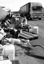 Vuelca un camión con productos tóxicos y muere su conductor