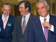 Raynaud, junto a Álvarez Cascos y Arenas, el pasado abril en Madrid. Archivo