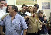 La familia sevillana agraciada con primer premio de&nbsp;la Primitiva recibió hoy el talón de 3,16 millones de euros