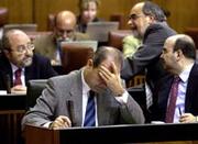 El pleno del Parlamento andaluz rechaza la guerra y el uso de las bases