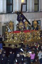 Miles de personas acompañaron en su regreso a las cofradías de la «Madrugá»