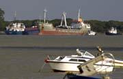 Dos buques mercantes chocan en Sanlúcar sin causar heridos