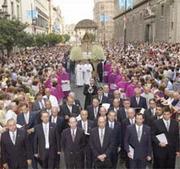 Miles de sevillanos acompañaron a la Virgen de los Reyes