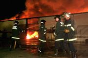 Continúan las labores de refrigeración en la fábrica de Brenes incendiada ayer