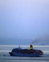 El buque «Aurora» abandona el puerto de Gibraltar y España reabre la Verja
