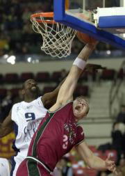 77-84: El Caja se topó con su bestia negra