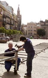 El Ayuntamiento inicia el montaje de los palcos en la plaza de San Francisco