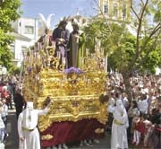 Ocho mil nazarenos acompañan a las hermandades del Lunes Santo