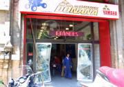 La «banda del rottweiler» ataca ahora en una tienda de motos de Recaredo