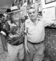 JUAN Y PEPÍN VIZCAÍNO, propietarios de la «Taberna Miami»: «Por mucho que corran, a ayer no llegan»