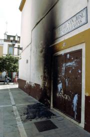 Amanece quemada la puerta de las Mercedarias en plena zona de «movida»