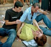 La alcaldesa de Balanegra, con su esposo e hijo tras ser desalojada. EFE