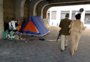 Indigentes se instalan bajo el puente de San Bernardo en una tienda de campaña